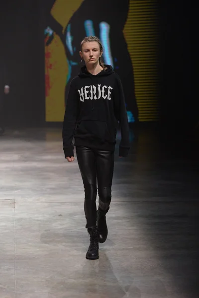 Look 25